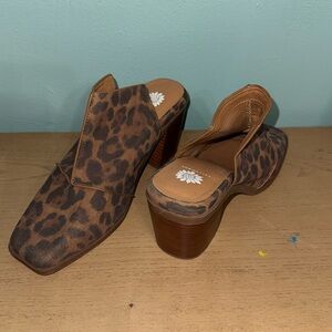 Yellow box heels size 9